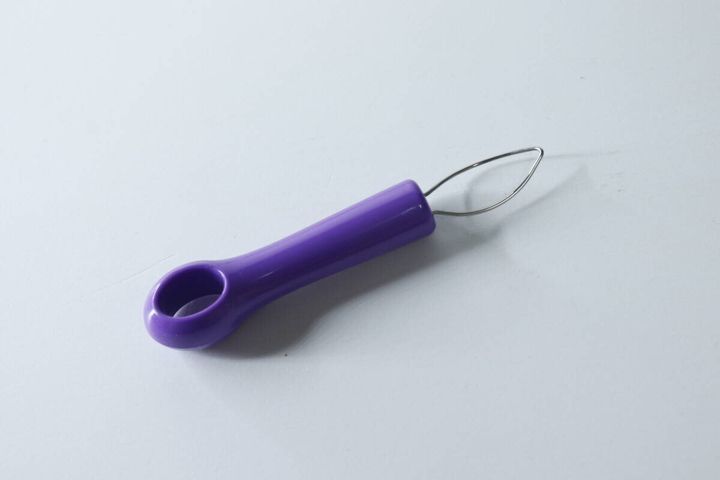 パッケージから出した紫色のぶどうの皮むき器