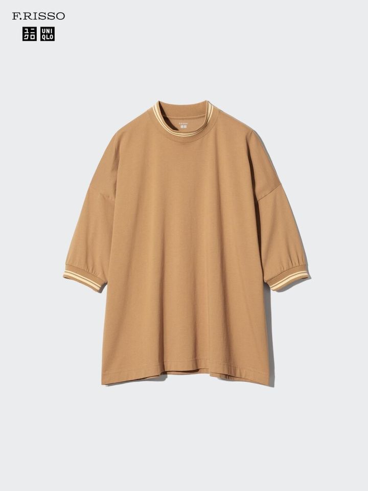 茶色のオーバーサイズTシャツ、モックネックと袖口に白いライン入り