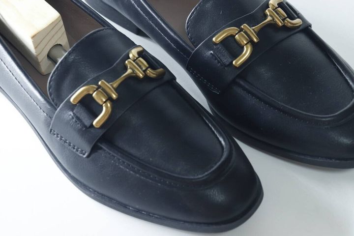 シューズキーパーが挿入された黒いローファーのつま先部分