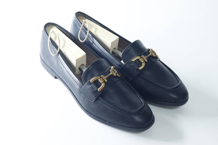 シューズキーパーが挿入された黒いローファーが2足並んでいる