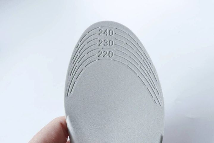 インソールの裏側にあるサイズ調整カットライン