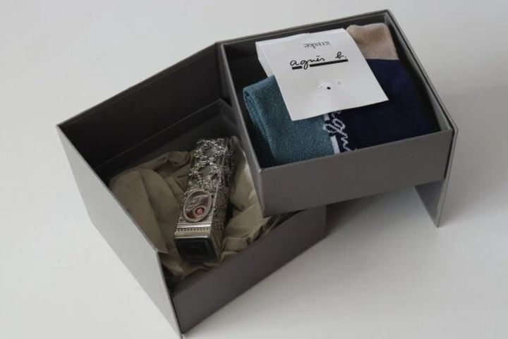 蓋が階段状に開いたグレーの箱に靴下とアクセサリーが収納されている