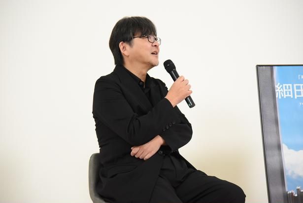 「時間が経ってから観返すと新たな発見があるのも映画のおもしろいところ」と話す細田守監督 撮影：ソムタム田井 (C)細田守の原点/展