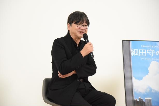 「あらためて自分の作品を観返したことで、さまざまな発見があった」と話す細田守監督 撮影：ソムタム田井 (C)細田守の原点/展