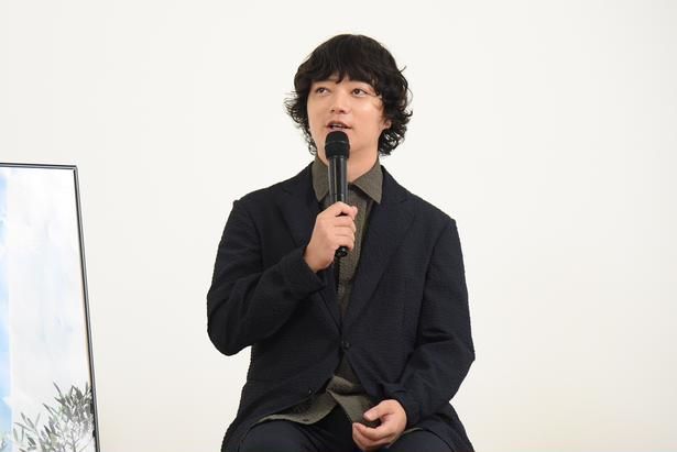 「エンターテインメントの中に“人々の変化”と“時代の変化”がしっかり描かれているところがすごい」と話す染谷将太さん 撮影：ソムタム田井 (C)細田守の原点/展