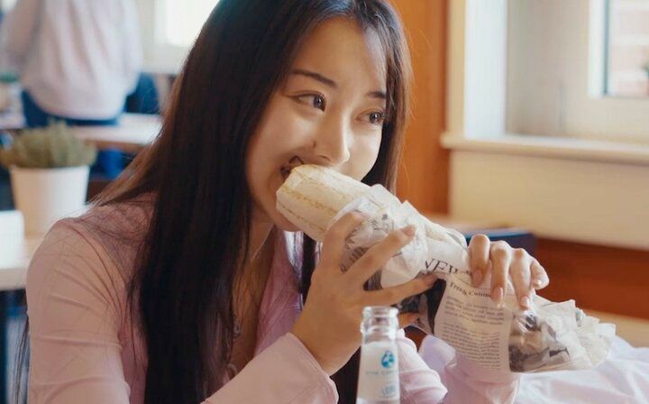 【写真・画像】「12歳で有名ブランドと1000万円契約」20歳になった天才美少女、海外の大学でのランチ風景を公開「食堂すごい綺麗」「食べ物大きい！顔ちっちゃい！」 1枚目