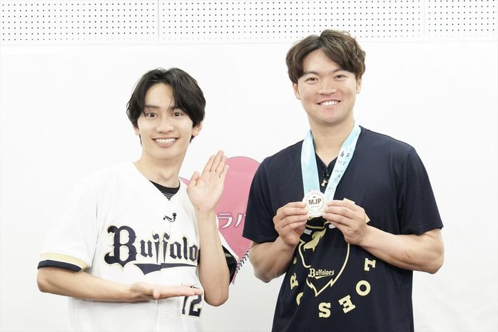 7月6日放送の『藤原丈一郎の月刊！オリックスLOVER』より（左から）藤原丈一郎（なにわ男子）、山中稜真選手（オリックス・バファローズ） （C）カンテレ width=