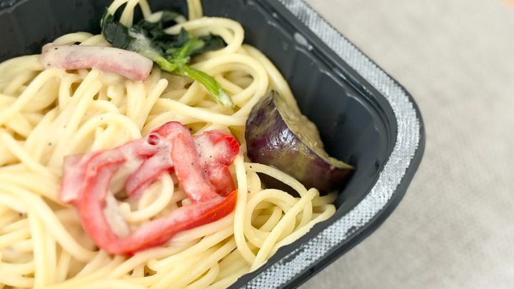 夏にぴったりなさっぱり味！【セブン】の新作冷凍パスタはコスパも優秀