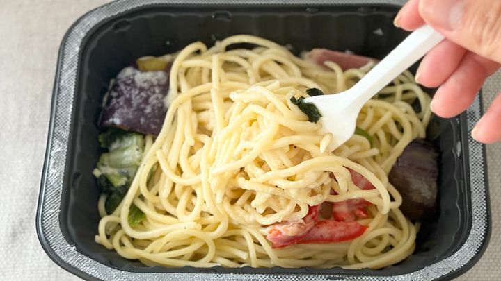 夏にぴったりなさっぱり味！【セブン】の新作冷凍パスタはコスパも優秀