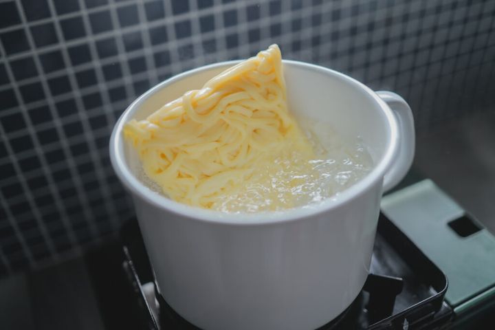 パスタを茹でるホーロー鍋