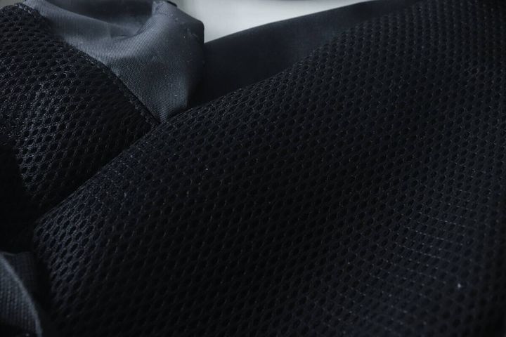 バッグの体に当たる部分の黒いメッシュ素材のアップ