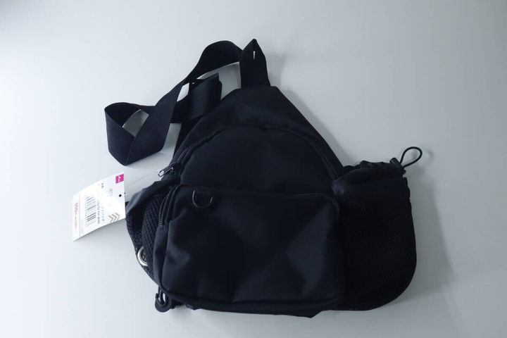 白い背景に置かれた黒いお散歩用クロスボディバッグ