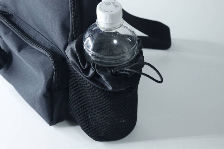 バッグのサイドポケットに500mlのペットボトルが入っている