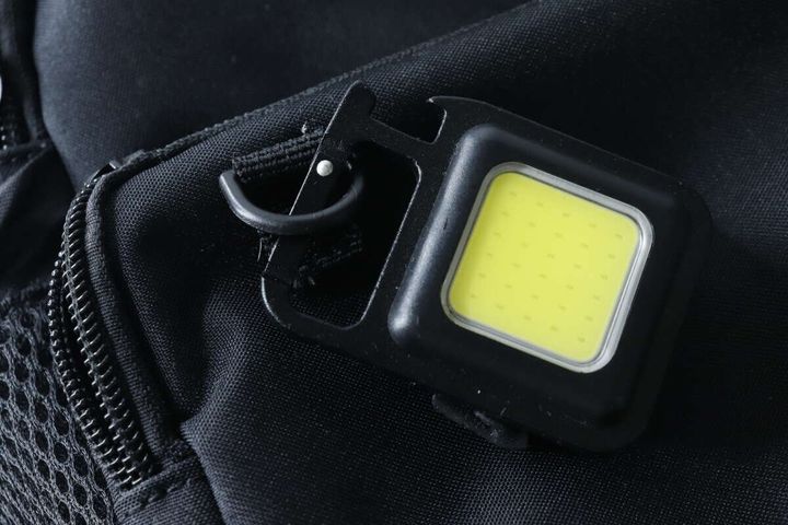バッグのDカンに小型のLEDライトが取り付けられている