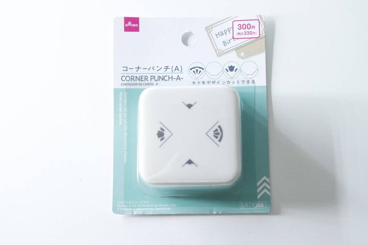 パッケージに入ったダイソーの白いコーナーパンチ（A）と価格330円