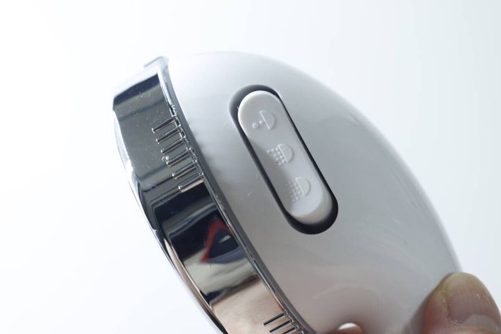 シャワーヘッド側面にある水流切り替えスイッチのクローズアップ
