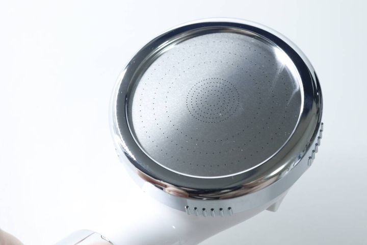 シャワーヘッドのシルバーの散水板部分のクローズアップ