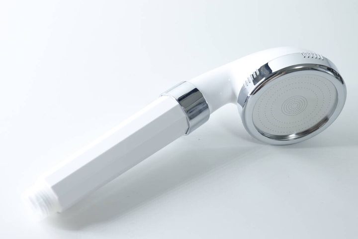 白とシルバーのダイソー製シャワーヘッド本体