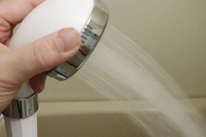 手で持ったシャワーヘッドからミックスモードで水が出ている