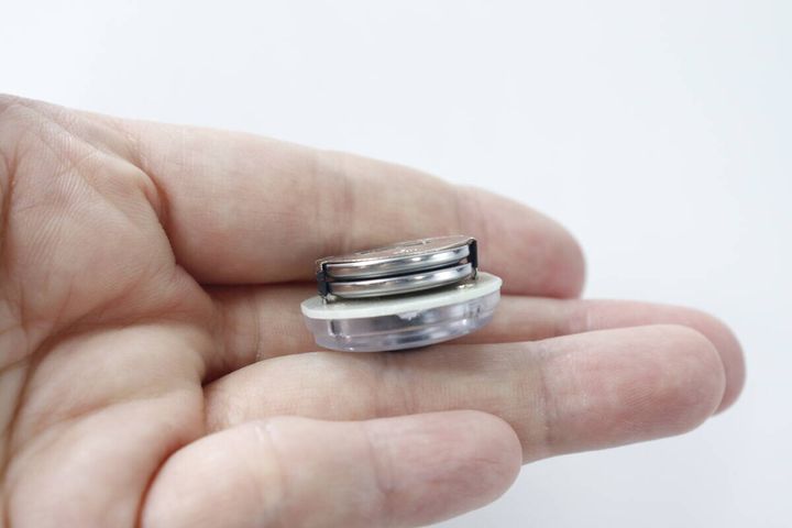 手のひらに乗せたストラップライトの電池収納部分