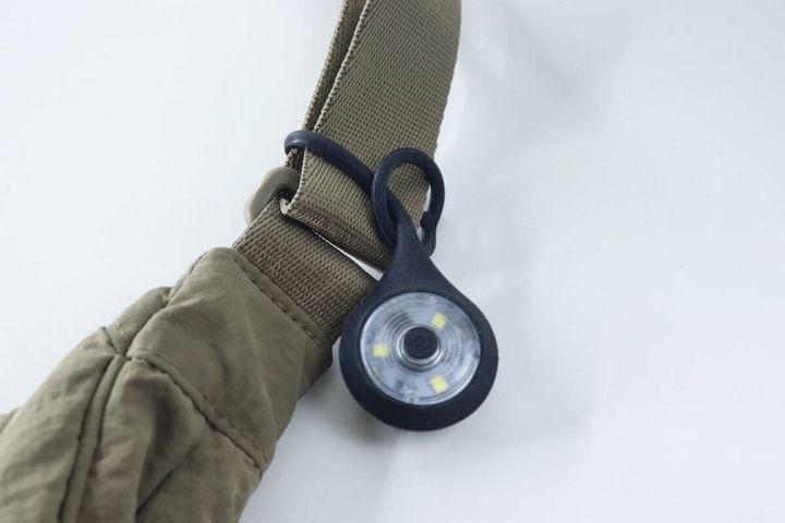 カーキ色のショルダーバッグの持ち手にストラップライトを装着