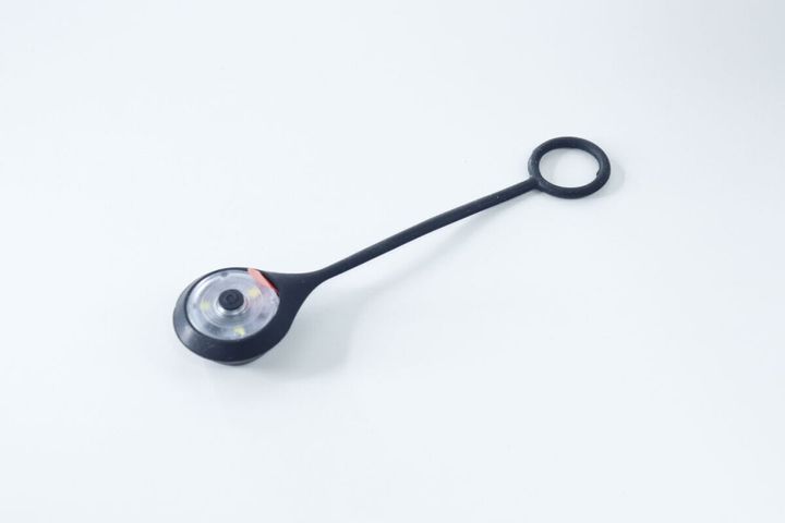 黒いシリコン製のストラップライト本体を白背景で撮影