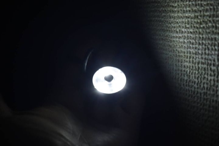 暗い場所でストラップライトが明るく点灯している様子