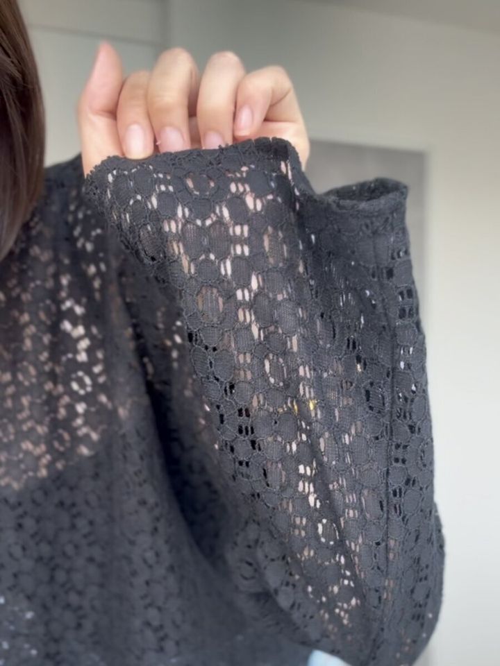 黒いレースブラウスの透け感のある袖部分のアップ
