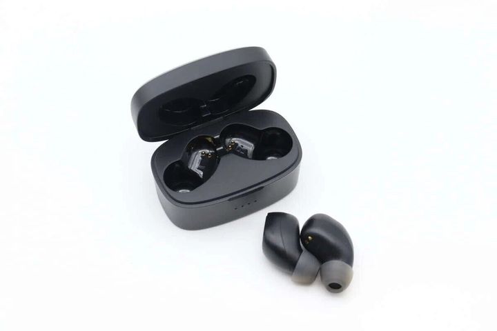 黒いワイヤレスイヤホンと充電ケース、イヤホンはケースから出ている