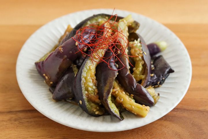 白い皿に盛り付けられたなすのナムルに糸唐辛子が飾られている