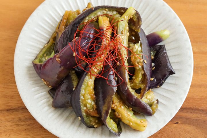 白い皿に盛り付けられ、糸唐辛子が乗ったなすのナムルの俯瞰