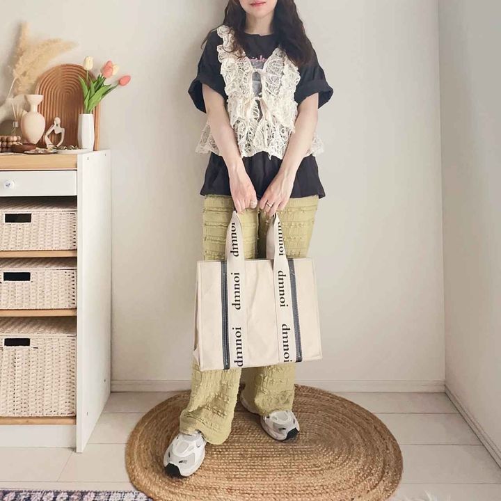 画像: ロゴTシャツに重ねて大人カジュアルに