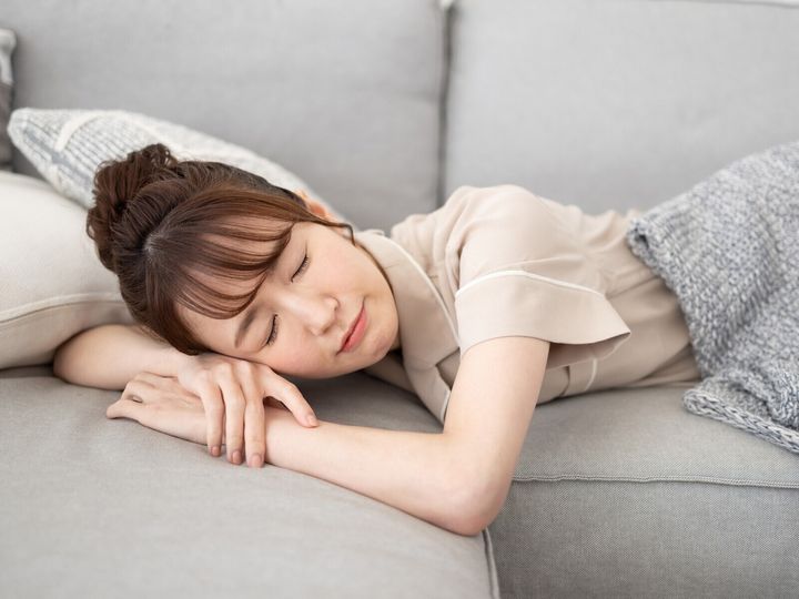 うっかり1時間以上昼寝をして、起きたら逆に体がだるい…そんな経験はありませんか？「体にいい休息」なのか「ただの寝過ぎ」なのか、実際はどうなのでしょう。今回は昼寝が健康に与える影響について解説します。※サムネイル画像：PIXTA