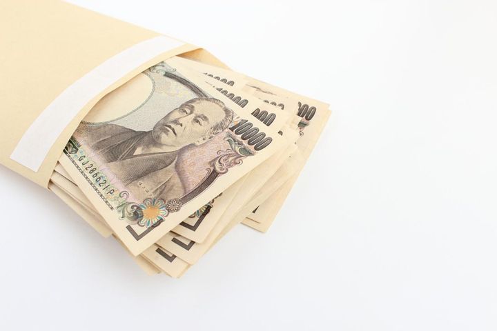 画像: 嫁「子どもへのお祝いは現金で！」毎回5万以上包んだのに！ 孫がヨレヨレの服を着ていた衝撃の理由