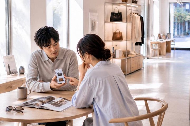決断する前に聞いてくる。男性が本命にだけ見せる”相談グセ”の正体