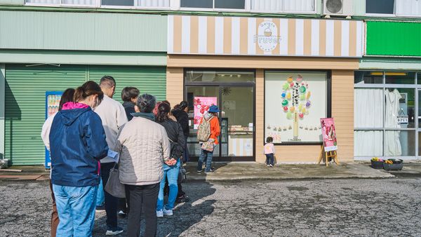【埼玉県熊谷市】「熊谷青果市場 果匠とびくま」スイーツ朝市に希少桃「夢桃香」のロールケーキが登場
