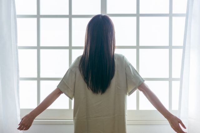 朝日を浴びる女性