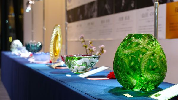 【東京都江東区】7月5日の江戸切子の日に合わせ、若手職人の受賞作品展示や限定品販売フェアを開催中