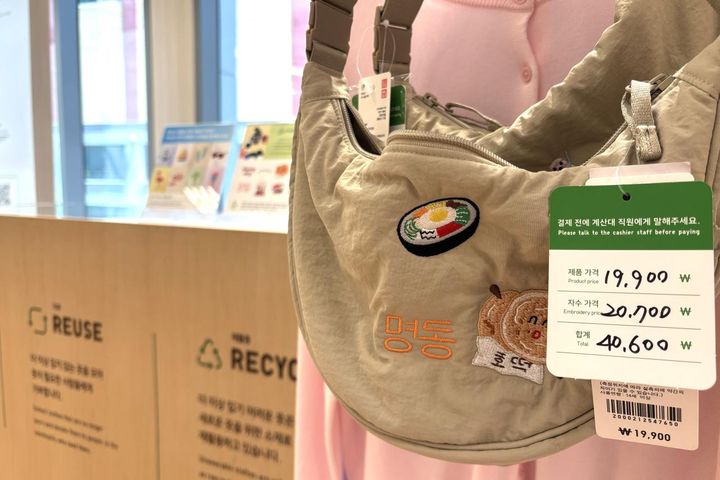 リペアやリメイクを行う「RE.UNIQLO STUDIO」では、韓国らしいキンパッやホットック、ハングルのパッチワークでカスタムできます。