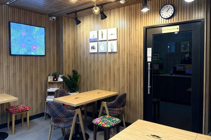 カフェスペースの利用は何時間でもOK。パートナーがショッピングを楽しむ最中、あまり買い物に興味のない男性陣はこちらで休んで待つのもよさそうです。
