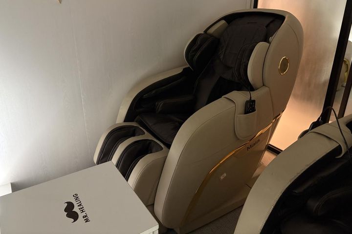 最新のマッサージチェアで旅の疲れをほぐして。