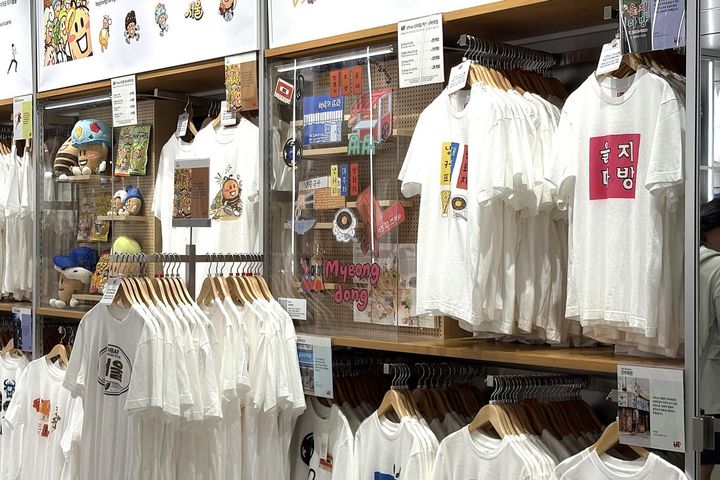 韓国ブランドと協業企画した明洞店限定デザインの「UTme!」Tシャツなど、この店舗ならではの要素がさりげなく差し込まれているのも印象的。