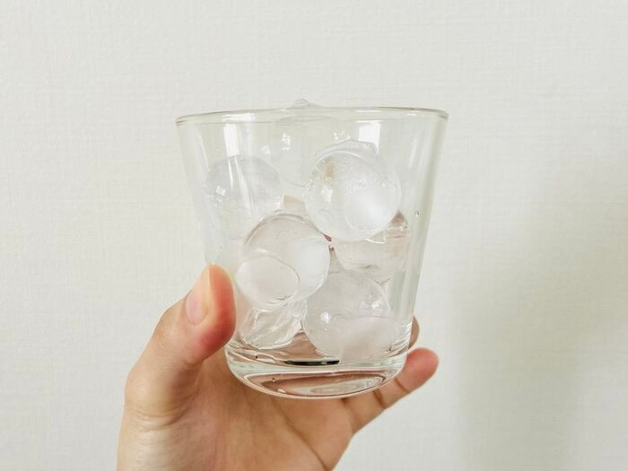 【セリア】ツルンと可愛い“まん丸氷”がドバッと30個！一瞬で涼しくなれる神キッチンアイテムが優秀すぎ♪