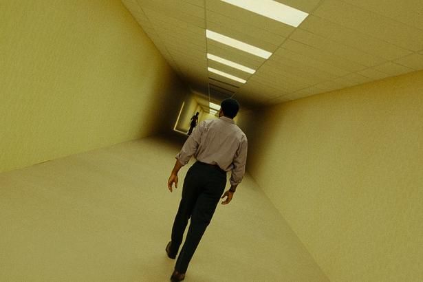 16歳で発表した短編動画「The Backrooms(Found Footage)」から始まった、ケイン・パーソンズの⻑編監督デビュー作『バックルームズ』 [c] 2026 Backrooms Rights LLC, PC Films, LLC. All Rights Reserved.