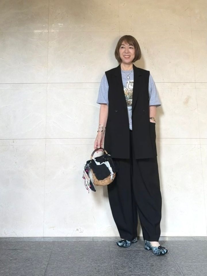 ジレとパンツのセットアップ：JOURNAL STANDARD Tシャツ：アメリカの古着 靴：PAULA CANOVAS DEL VAS 籠バッグ：Lucano International
