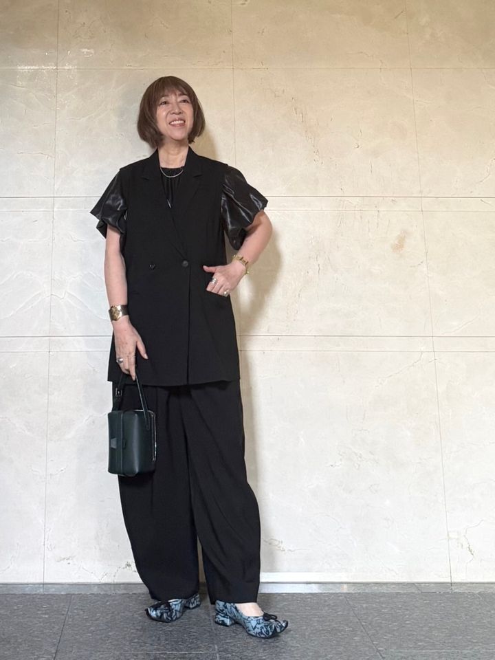ブラウス：muller of yoshiokubo バッグ：Valextra