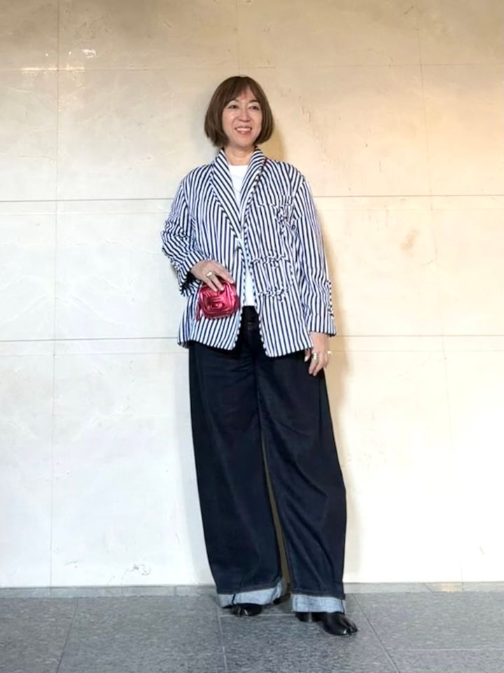 Tシャツ：BAUM UND PFERDGARTEN デニムパンツ：Edition 靴：Maison Margiela バッグ：PIERRE HARDY