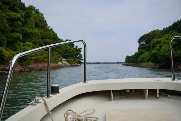船から眺める水面