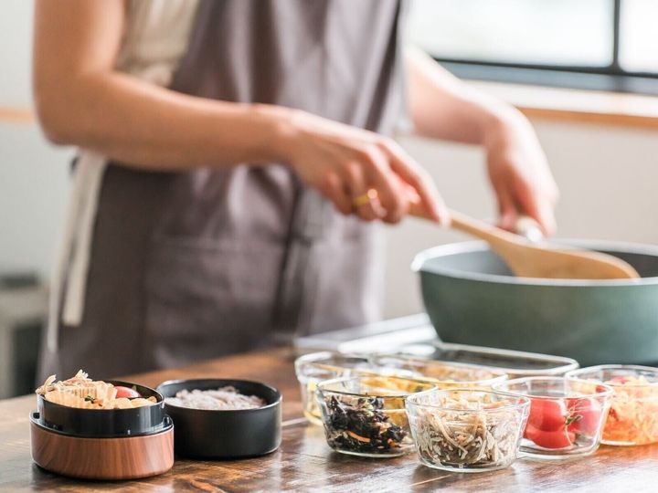 【管理栄養士が解説】「炊き立てごはん」も「しっかり加熱」も実は逆効果になることがあるってご存じでしたか？ 良かれと思ってやっていることが、かえって危険を招くケースもあります。（※画像：Shutterstock.com）