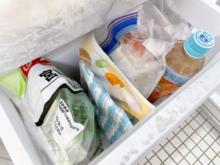 日頃から冷凍庫の食材の間に保冷剤やペットボトル飲料を入れておく